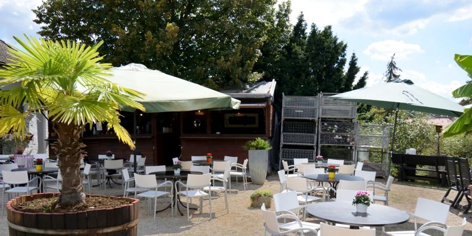 Willis Weinstand und die Terrasse im Gutshof des Weinguts Jonas