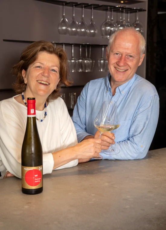 Weingut Kaufmann - Eva Raps und Urban Kaufmann in der Vinothek