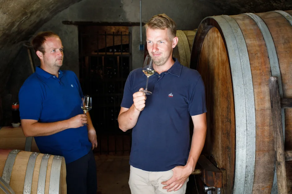Die Brüder Steffen und Axel Jonas im Weinkeller ihres Weinguts in Eltville