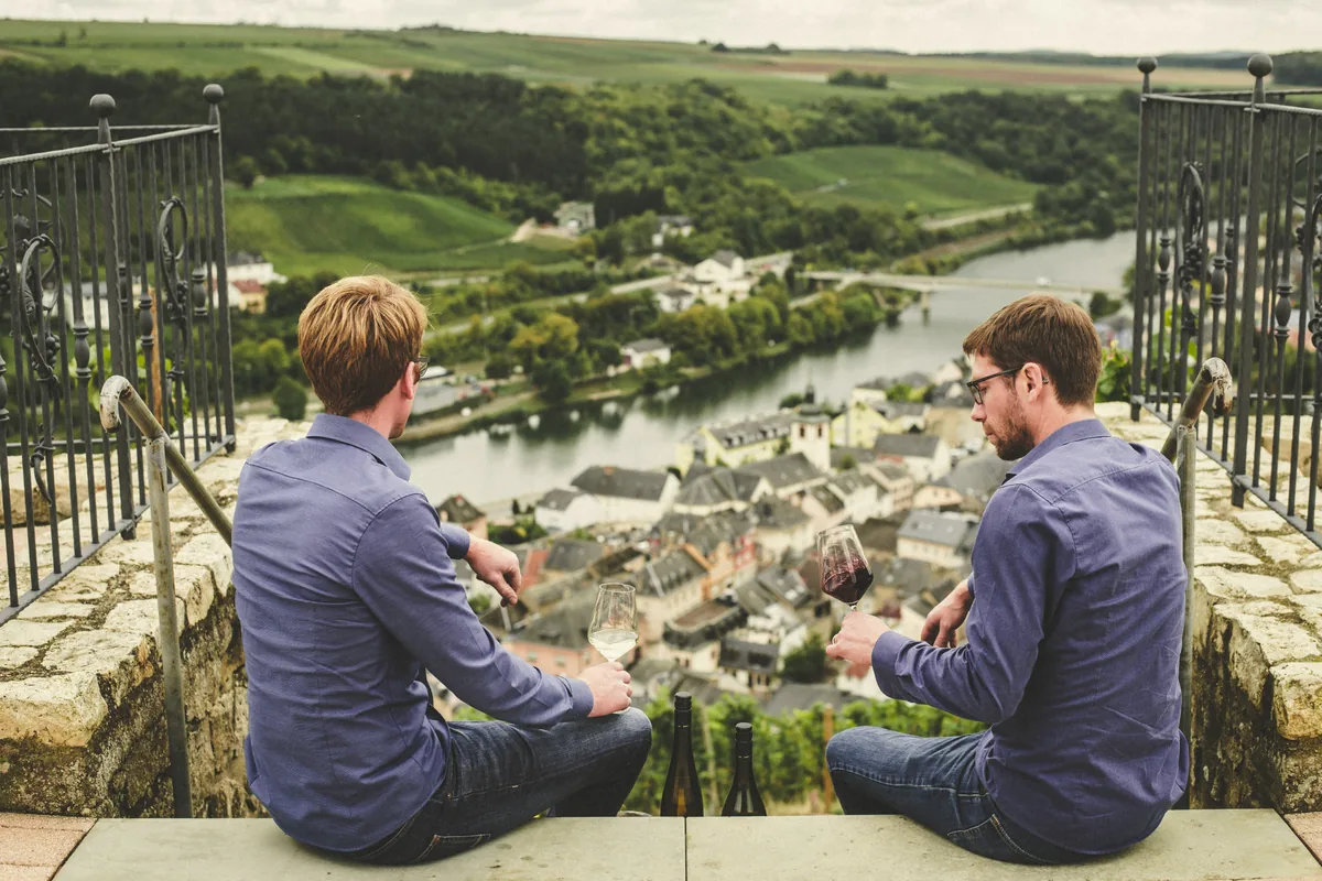 Timo und Matthias Sauerwein mit Blick über das Tal der südlichen Mosel