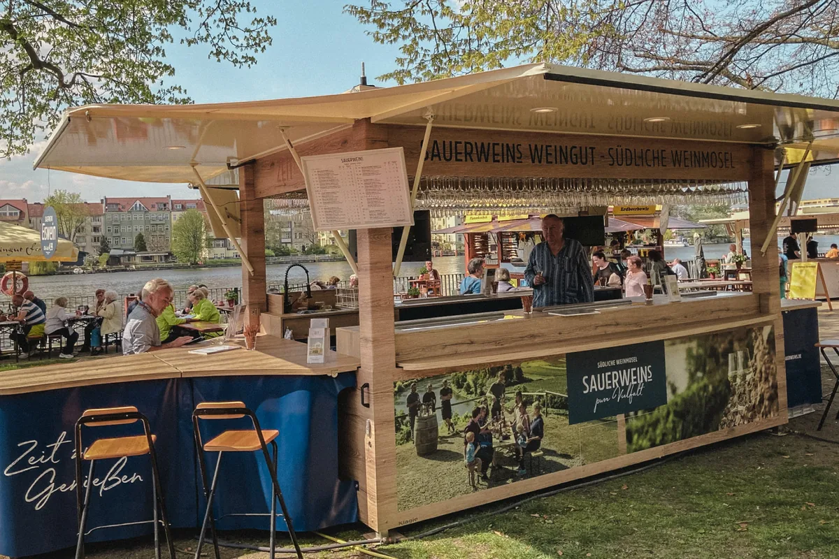 Der mobile Weinstand von SAUERWEINS auf einem Weinfest